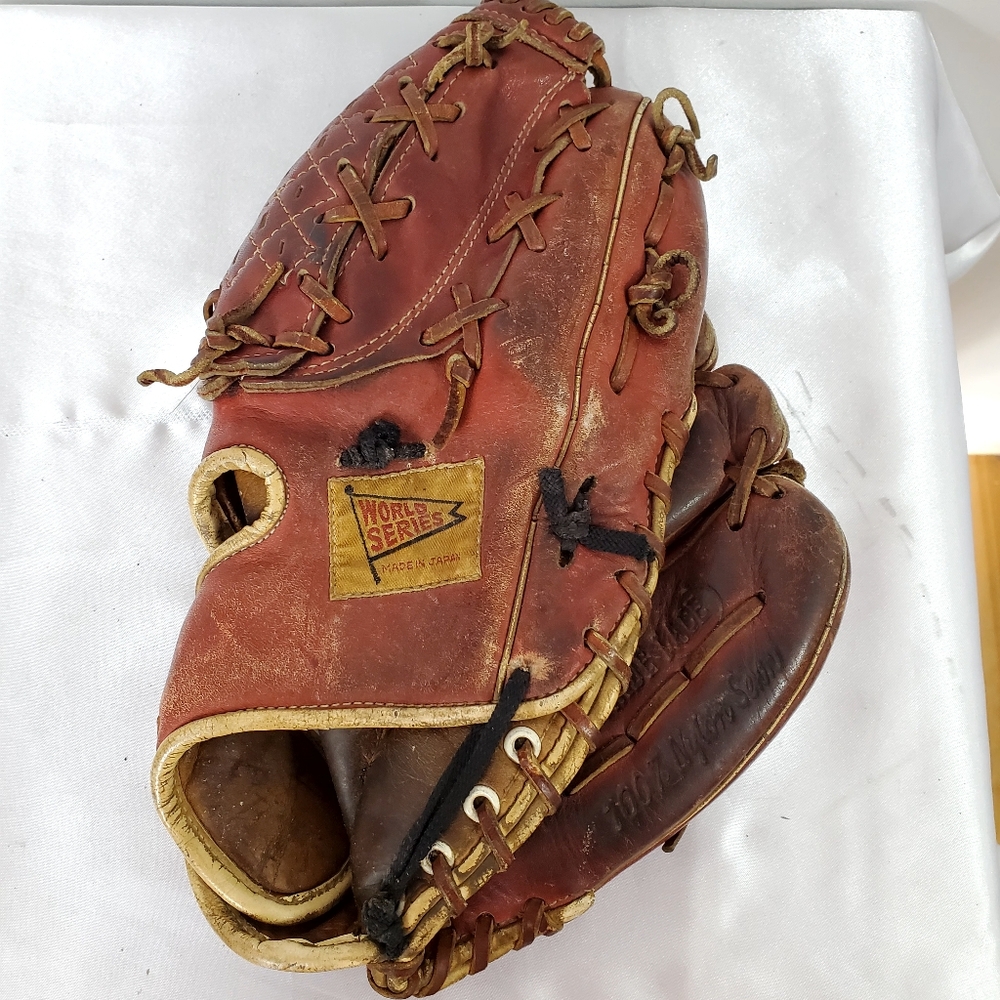 Vintage World series Leather Baseball Glove